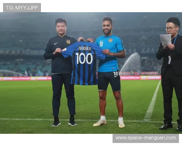 圣诞氛围中的球员家庭：特谢拉晒温馨合照