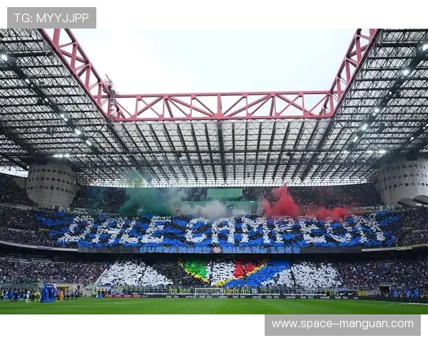 国际米兰球迷打出巨型TIFO：“你们偷走的冠军，我们用实力拿回来”