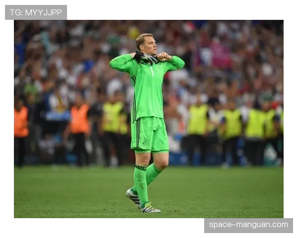 特写：诺伊尔多次冲出禁区解围，展现拜仁“门卫”战术在防线前移中的关键作用